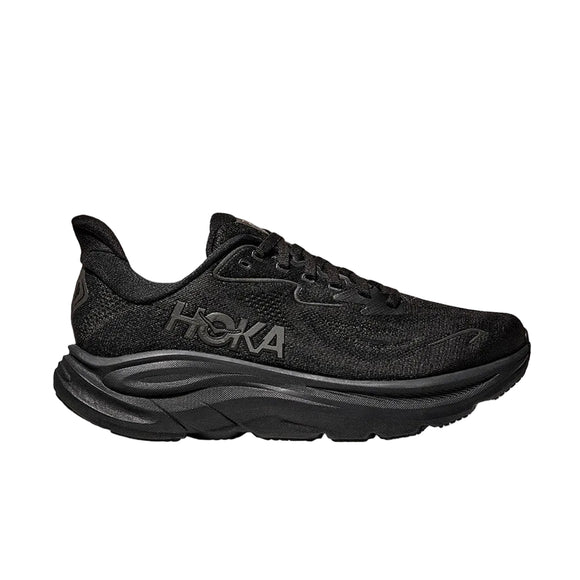 Hoka Clifton 10 herre løbesko i Black/Black har en tyk, polstret sål og HOKA-logoet på siden, der vises mod en almindelig lysegrå baggrund.