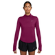 En kvinde iført en Nike Swift Half Zip-løbetrøje i farven True Berry/Reflective Silver og sorte sportsshorts.