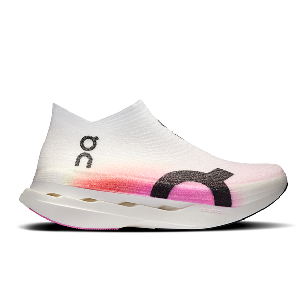 Et sidebillede af On Cloudboom Strike LS, en unisex hvid slip-on maratonsko med en tyk sål, pink og gule gradientdetaljer, carbonplade-teknologi til konkurrencepræstation og et stort sort On-logo på siden.