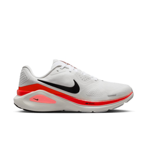 Nike Structure 26 Herre i White/Black-Bright Crimson-Photon Dust har overdel i mesh, støddæmpende sål og sort Swoosh med røde og pink accenter i mellemsålen - perfekt til den daglige træning - vist fra siden på en hvid baggrund.