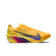 Nike Vaporfly Next% 4 Herre løbesko i Citron Pulse/Indigo Burst-Laser Orange har en stor sort swoosh, farvegradient-mellemsål og let ZoomX-skum til høj ydeevne, vist mod en neutral hvid baggrund.