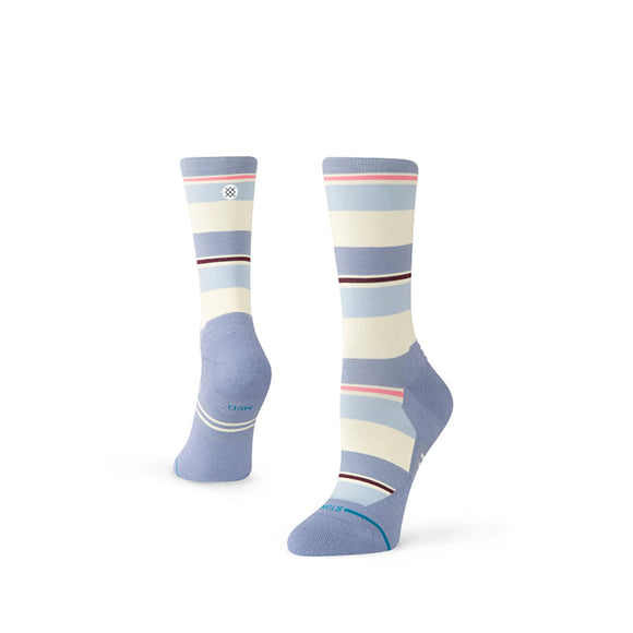 Et par Stance Milo Light Crew unisex strømper i blå med forstærkede tæer, hæle og manchetter. Stribet design med cremefarvede, hvide, brune og pink detaljer på en hvid baggrund.