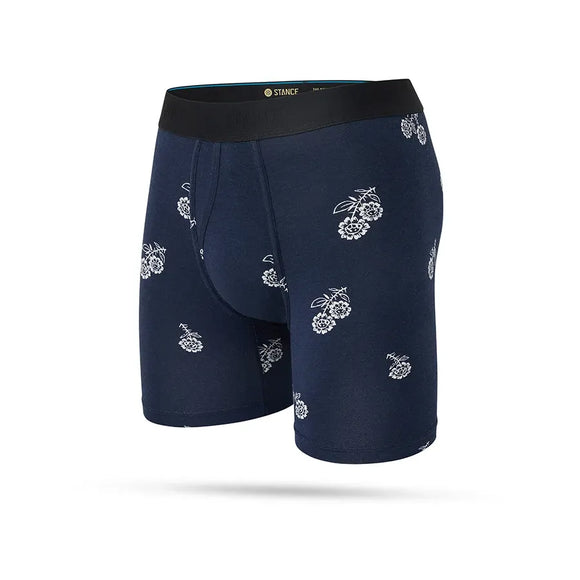 Stance Petite Bloom Wholester Herre boxershorts i navy har en sort linning og et hvidt blomstermønster over det hele, som vises på en almindelig hvid baggrund.