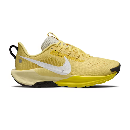 Nike Pegasus Trail 5, Herre i Saturn Gold/White-Lightening-Alabaster har et hvidt swoosh-logo, sort ydersål, lysegrå mesh-tunge, synlige snørebånd, åndbar mesh-overdel og en tekstureret mellemsål til trailløb.