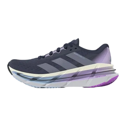 Adidas Adistar Byd løbesko til dame i farverne Shanav/Silvio/Powplu har en tyk Boost-mellemsål for ekstra stabilitet. Skoen vises fra siden mod venstre på en lys baggrund med grå striber og detaljer.