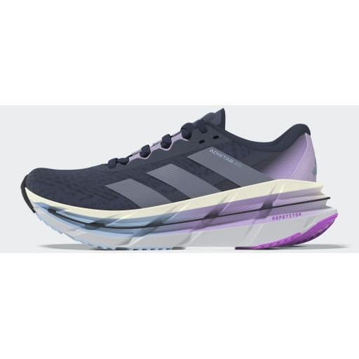 Adidas Adistar Byd løbesko til dame i farverne Shanav/Silvio/Powplu har en tyk Boost-mellemsål for ekstra stabilitet. Skoen vises fra siden mod venstre på en lys baggrund med grå striber og detaljer.