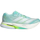 Adidas Adizero Boston 13 til damer har en Seflaq/Zeromt/Luclem-farve med lyseblå, hvide og grønne detaljer, overdel i mesh og en tyk, vinklet hvid sål med LIGHTSTRIKE PRO-støddæmpning samt en grøn hælstribe.