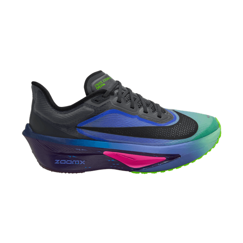 Nike Zoom Fly 6 GLAM løbesko dame har en mørk obsidian og sort overdel med racerblå accenter, en levende grøn sål, lilla og pink mellemsål og fremviser ZoomX-skumteknologi med ZoomX-branding nær hælen.