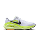 Nike Structure Plus Herre i White/Black-Pure Platinum-Volt har en hvid overdel med sort swoosh, neongul-grøn ZoomX-mellemsål for ekstra stabilitet, orange hældetalje og hvide snørebånd, vist fra siden på en ensfarvet baggrund.