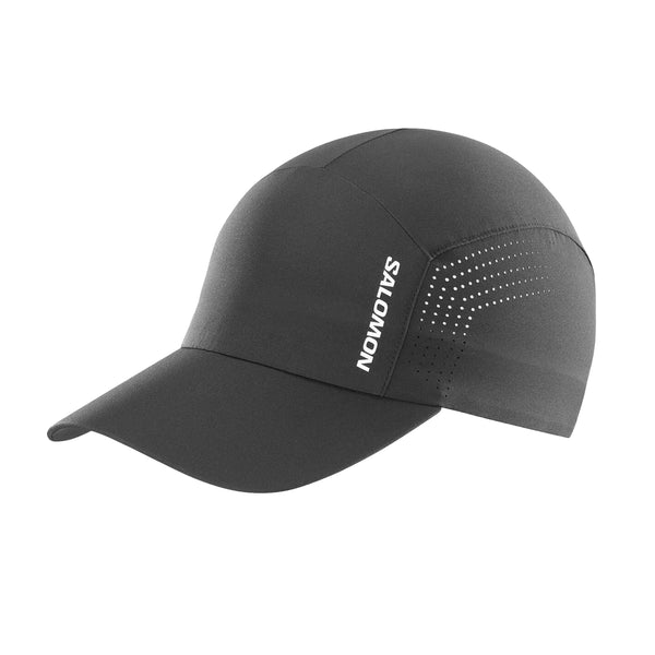 Salomon SHKOUT Cap U i Deep Black: teknisk sort kasket med buet skygge, små ventilationshuller, hvidt Salomon-logo på siden. Lavet af svedtransporterende materiale og har justerbar pasform for optimal komfort.