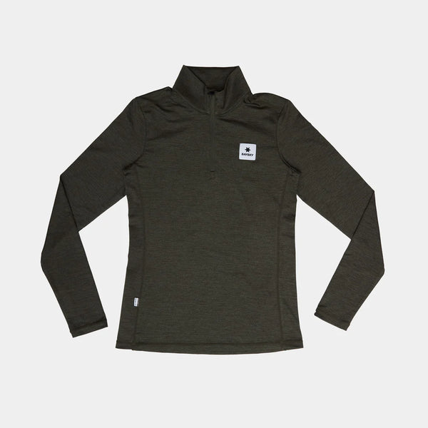 Saysky W Pace 1/2 Zip Long Sleeve til kvinder i grøn har en krave med kvart lynlås, et lille rektangulært logopatch på venstre bryst og et tag på undersiden, der vises fladt på en hvid baggrund.