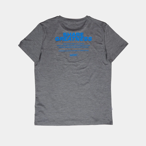 Saysky Statement Pace T-Shirt, Herre, Grey ligger fladt og viser blå "SHARE GREATNESS"-tekst og mindre detaljer på den øverste del af ryggen. Fremstillet af hurtigtørrende stof for ultimativ komfort.