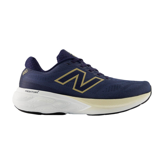 En New Balance FreshFoam 880 v15 løbesko til herrer i farven Vintage Indigo/Stoneware med gyldent N-logo og hvid, polstret Fresh Foam-sål. Skoen fremstår ny og ubrugt.