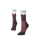 Stance The Ridge Light Wool Crew, Dame, Wine-strømperne har en rødbrun og brun bund med et bjerglandskab i lilla, rødbrune og lyseblå toner samt et lille cirkulært logo nær manchetten.
