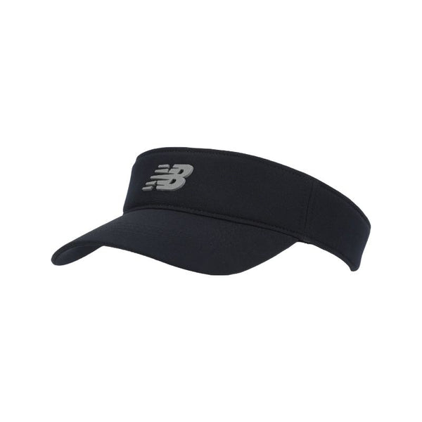 New Balance Performance Visor V 2.0, unisex i sort, har en buet kant for solbeskyttelse og et gråt New Balance-logo foran i midten.