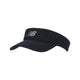 New Balance Performance Visor V 2.0, unisex i sort, har en buet kant for solbeskyttelse og et gråt New Balance-logo foran i midten.