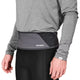 En person i grå langærmet skjorte og sorte bukser ses fra taljen og ned og viser Saysky Flow Belt, Unisex, Black med en vandtæt lomme med lynlås - ideel til opbevaring under løbeture.
