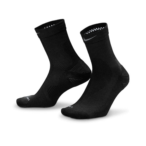 Et par Nike Fast Wool Micro Crew løbesokker i Black/Dk Smoke Grey/Reflective Silver, unisex, med fugtighedsregulerende Dri-FIT-teknologi, vist på en almindelig hvid baggrund.