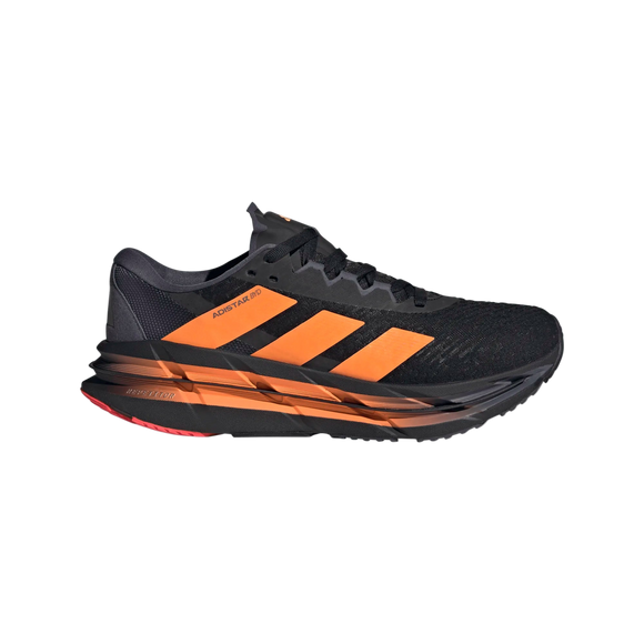 Adidas Adistar Byd, Herre, Cblack/Luor/Auon har en overdel i sort mesh med orange striber og accenter i mellemsålen for optimal komfort. Den tykke sål giver støtte, mens en rød detalje nær hælen giver stilfuld flair.