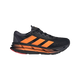 Adidas Adistar Byd, Herre, Cblack/Luor/Auon har en overdel i sort mesh med orange striber og accenter i mellemsålen for optimal komfort. Den tykke sål giver støtte, mens en rød detalje nær hælen giver stilfuld flair.
