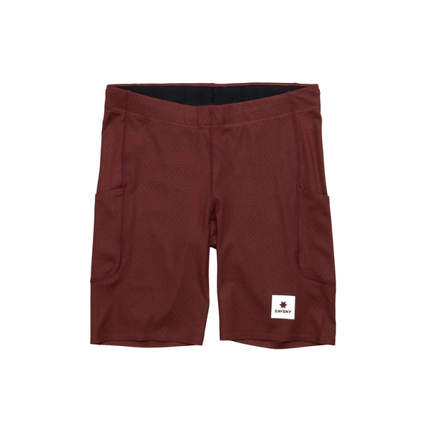 Combat+ Short Tights 9" i rød fra Saysky har forlommer og et hvidt stjernelogo på venstre ben - ideelt til at tage over tekniske løbetights under dit næste træningspas. Vist på en hvid baggrund.