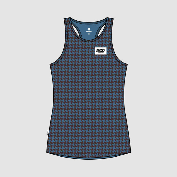 Saysky W Houndstooth Combat Singlet til kvinder har et blåt og sort houndstooth-mønster med et hvidt, rektangulært logo på venstre bryst mod en lysegrå baggrund.