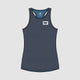 Saysky W Houndstooth Combat Singlet til kvinder har et blåt og sort houndstooth-mønster med et hvidt, rektangulært logo på venstre bryst mod en lysegrå baggrund.