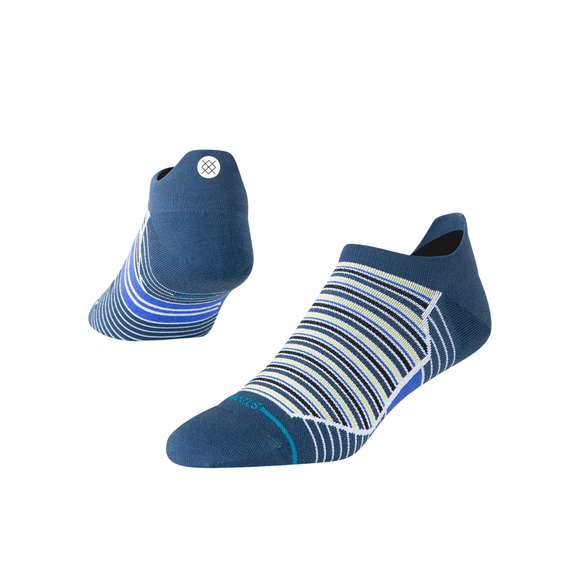 Et par Stance Bert UL Tab unisex-sokker med lav skaft i lysegrøn med hvide, grønne og lyseblå striber. Sokkerne er designet som ultralet løbesokker, og den ene sok har Stance-logoet på hælen, mens den anden har det stribede mønster på oversiden og foran.