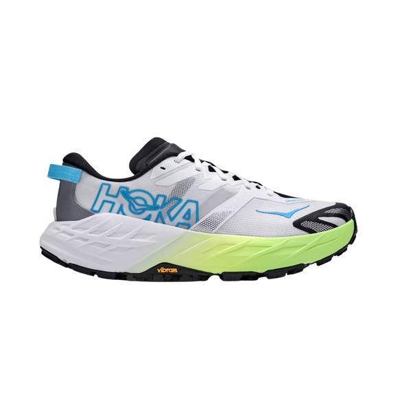 En hvid løbesko til kvinder – Hoka Speedgoat 7 Dame – i farvekombinationen Frost / Neon Yuzu, med blåt Hoka-logo, sorte og grå detaljer samt en grøn mellemsål med farveovergang. Den tykke, stødabsorberende sål har et Vibram-logo nær hælen, hvilket gør den til en ideel trailsko til trailløb. Speedgoat 7 leverer en perfekt blanding af komfort og ydeevne på ujævnt terræn.
