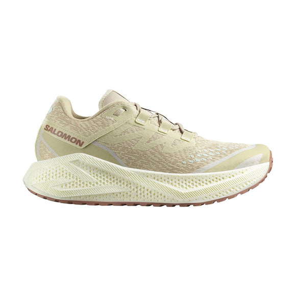 Et sidebillede af en Salomon Aero Glide 3 GRVL herre løbesko i Green Haze/Vanilla Ice/Russet med struktureret sål, overdel i mesh og Salomon-mærket trykt nær hælen.