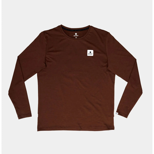 Saysky Statement Pace Long Sleeve til mænd i rød er vist fladt på en hvid baggrund og har et lille hvidt rektangulært mærke med et sort stjernelogo og tekst på venstre bryst.