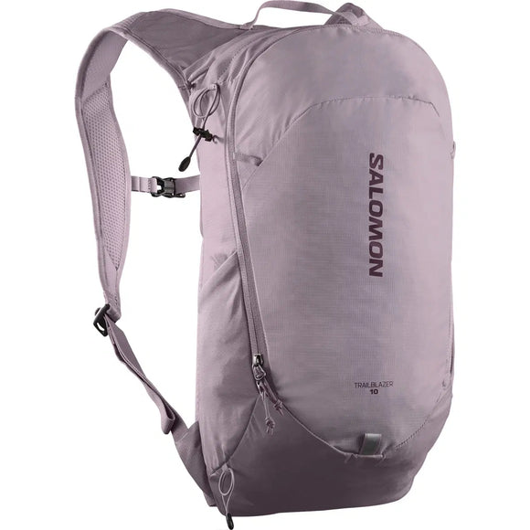 Salomon Trailblazer 10 Unisex rygsæk i Nirvana/Plum Perfect har et hovedrum med lynlås, sidelomme, tophåndtag, justerbare skulderstropper, ventilationssystem og et lodret Salomon-logo på forsiden.