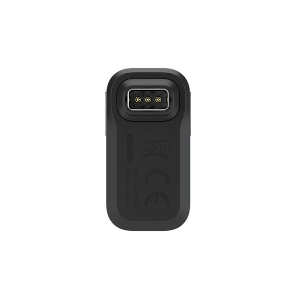 COROS USB-C A1-opladningsadapteren i sort, der ses bagfra med tre metalliske stikben, viser CE og overkrydsede skraldespandssymboler, hvilket gør den velegnet til opladning af COROS-enheder.