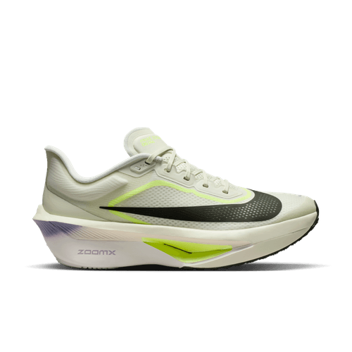 Nike Zoom Fly 6 løbesko herre i Sea Glass/Sequoia-Ultralime-Phantom har en tyk, responsiv mellemsål, snørelukning og ZoomX-branding med sorte og neongule accenter, vist på en hvid baggrund.