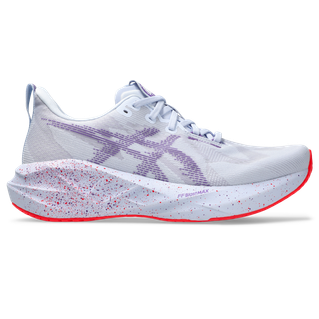 Asics Novablast 5 Tokyo, Herre, i Blue Fade/Edo Purple, har et stort ASICS-logo, tyk hvid sål med røde prikker og FF BLAST PLUS ECO-støddæmpning samt en rød ydersålsprofil - alt sammen vist i sideprofil.