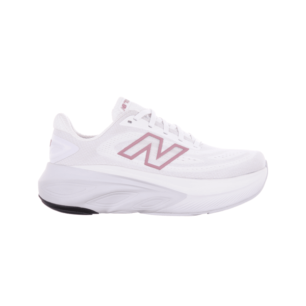 New Balance FreshFoam More v6 Dame i Sea Salt/Rosewood/Grey Matter er en hvid atletisk løbesko med maksimal dæmpning, en tyk sål, pink N-logo, hvide snørebånd og sort detalje på ydersålens hæl.