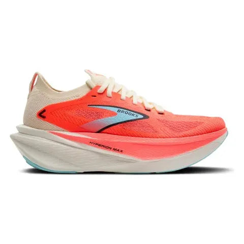 Brooks Hyperion Max 3 løbesko dame i Coconut/Fiery Coral/Atomizer har en tyk polstret sål, hvide snørebånd og blåt logo - ideel til tempotræning. Vist i sideprofil på en hvid baggrund.