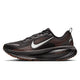 Nike Vomero 18, Herre, Black/Ironstone-Velvet Brown har en overdel i sort mesh, hvid swoosh, orange detaljer og en tyk sort ZoomX-skumsål. Vises i sideprofil på en hvid baggrund.