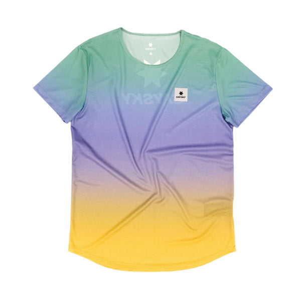 Saysky Drip Dye Flow T-Shirt, Herre, Purple Aop er en kortærmet t-shirt med et gradientdesign fra grønne skuldre til lilla og gul kant samt et lille brystmærke. Denne hurtigtørrende løbe-T-shirt er ideel til aktive dage.