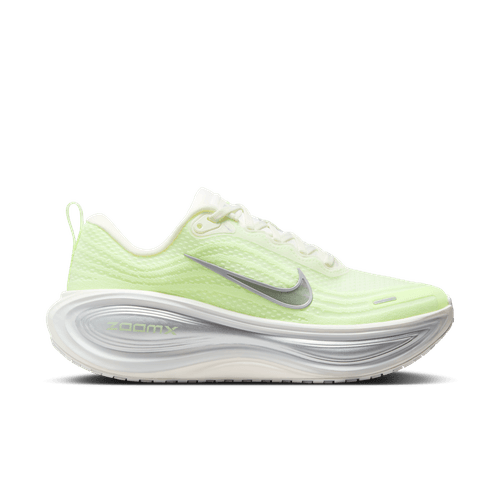 Et sidebillede af Nike Vomero Plus til kvinder i Sail/Metallic Silver-Barely Volt, der viser en sølvfarvet Swoosh og en tyk hvid polstret sål med ZoomX- og ReactX-mellemsål-branding.