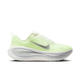 Et sidebillede af Nike Vomero Plus til kvinder i Sail/Metallic Silver-Barely Volt, der viser en sølvfarvet Swoosh og en tyk hvid polstret sål med ZoomX- og ReactX-mellemsål-branding.