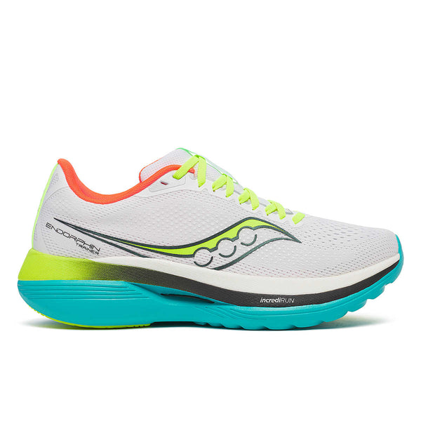 Saucony Endorphin Trainer Herre i White/Mutant er en hvid atletisk løbesko med neongrønne, turkise og orange detaljer, mesh-materiale og logo på siden. Sålen har en blå og grøn base med en polstret hæl.