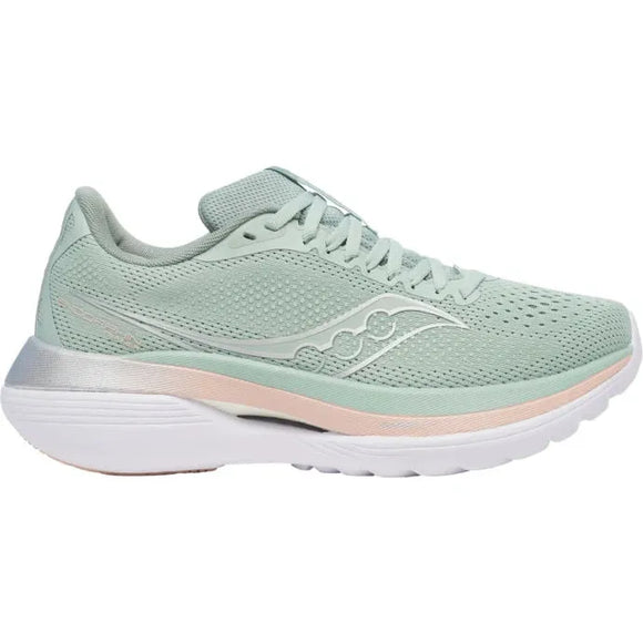 Saucony Endorphin Trainer, Dame, Aloe har en overdel i lysegrønt mesh, der giver åndbarhed, hvide snørebånd og sål, en pink accent over sålen, sølvfarvet bølgedesign og SPEEDROLL-teknologi, der giver energi til hvert skridt.