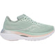 Saucony Endorphin Trainer, Dame, Aloe har en overdel i lysegrønt mesh, der giver åndbarhed, hvide snørebånd og sål, en pink accent over sålen, sølvfarvet bølgedesign og SPEEDROLL-teknologi, der giver energi til hvert skridt.