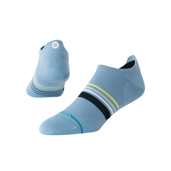Et par blå Stance Briar UL Tab Dame-sokker med sorte, hvide, blågrønne og gule striber. Disse ultralet løbesokker til kvinder er udviklet med Infiknit™- og FreshTek™-teknologier, der sikrer enestående holdbarhed og åndbarhed, og byder på både komfort og stil. Den ene sok har designet foran, mens den anden har designet bagpå med et hvidt logo tæt på hælen.