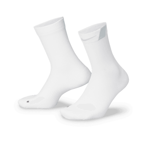 Et par Nike Fast Lightweight Crew-strømper i hvid/sort/ren platin, unisex, vises på en hvid baggrund med den ene strømpe placeret lidt bag den anden.