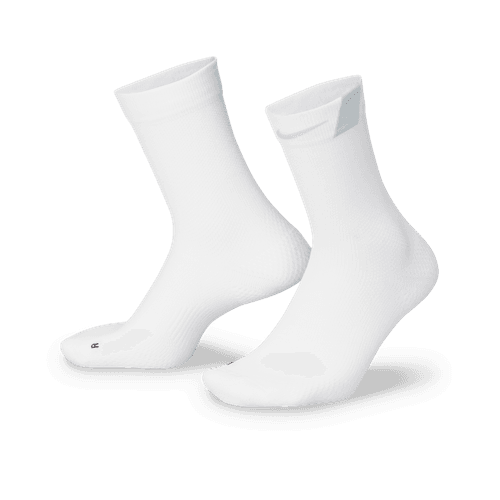 Et par Nike Fast Lightweight Crew-strømper i hvid/sort/ren platin, unisex, vises på en hvid baggrund med den ene strømpe placeret lidt bag den anden.