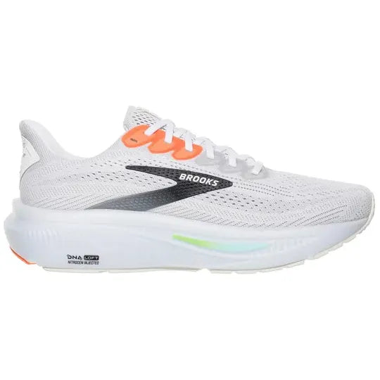 Brooks Ghost 17 løbesko herre i White/Pink Clay/Gecko har en åndbar overdel i mesh, orange snørebånd, sort logo og en tyk hvid sål med DNA LOFT for blød dæmpning - perfekt komfort på hver løbetur.