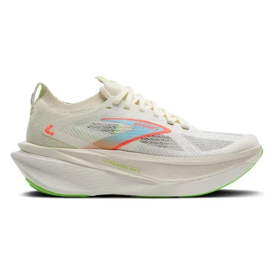 Brooks Hyperion Max 3 til mænd i Coconut/Green Gecko/Pink Clay har en overdel i cremefarvet mesh med blå, grønne og orange detaljer samt en tyk, buet sål, der giver energi tilbage - ideel til tempotræning. Indeholder Brooks-logo og Propelium Roll-tekst.