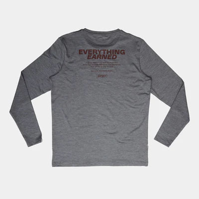 En Saysky Statement Pace Long Sleeve, Herre, Grey træningstrøje er lagt fladt ned og viser ryggen med "EVERYTHING EARNED" i fed mørkerød over den øverste del af ryggen og mere tekst nedenunder.